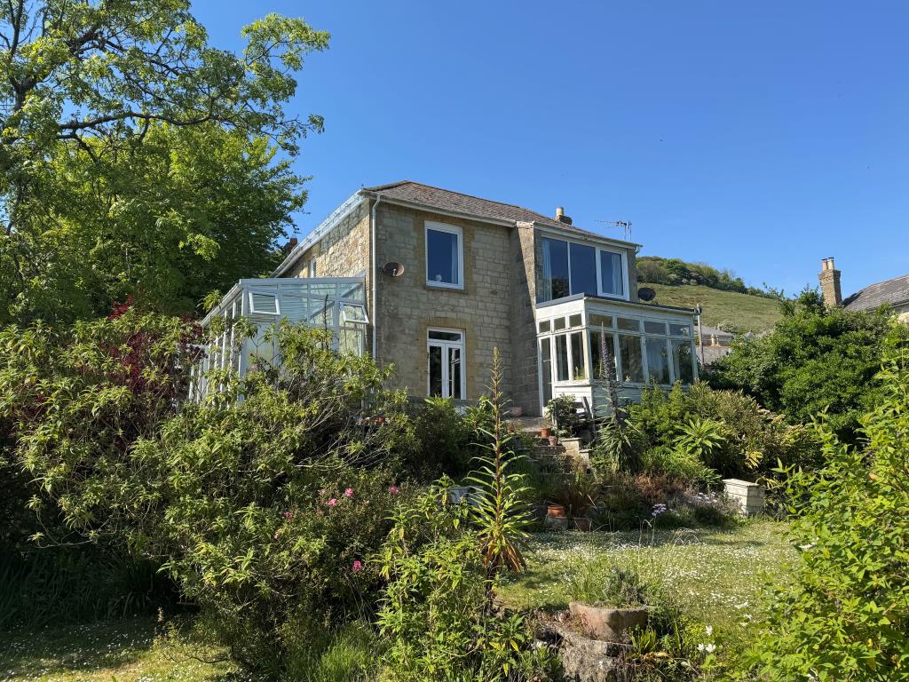 Lot: 64 - ATTRACTIVE VICTORIAN VILLA WITH PREVIOUS STRUCTURAL MOVEMENT ON A DOUBLE WIDTH PLOT - Looking Back at the House from the Garden